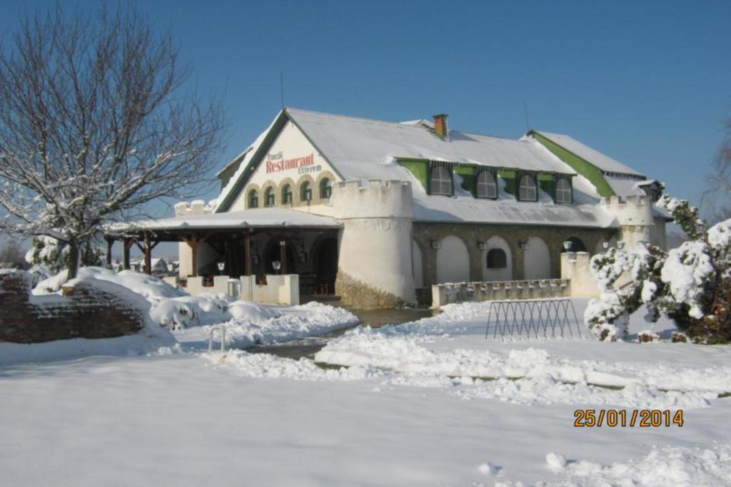 Gyekenyes Kastely Fogado Hotel Exterior photo